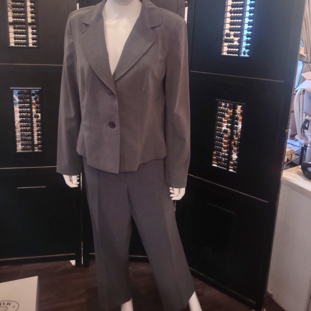Beautiful Studio C women's gray pantsuit 2 piece set size 16